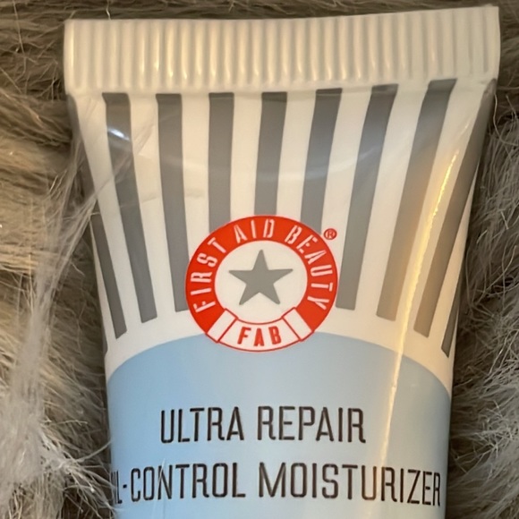 FIRST AID BEAUTY Ultra Repair Oil Control Moisturizer - Picture 4 of 6